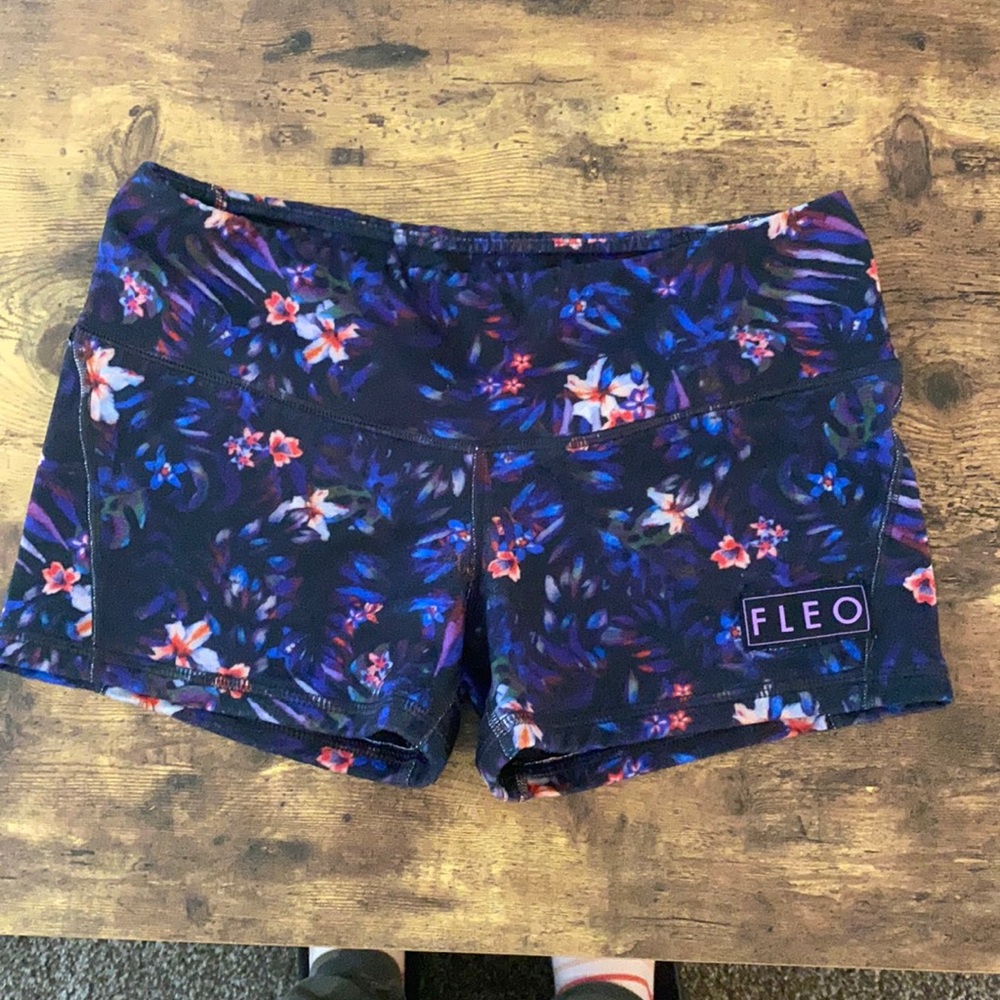 Fleo shorts size medium